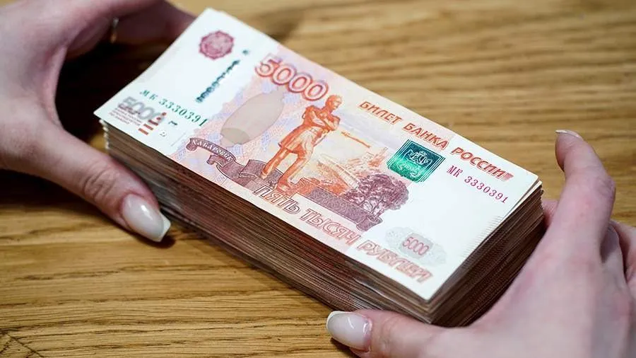 Хабаровский край оказался в числе аутсайдеров Дальнего Востока по темпам роста доходов жителей региона По расчётам аналитиков четверти жителей региона потребуется 6 1 года чтобы выйти на уровень зарплаты в 200 тысяч рублей с учётом покупательной способности сообщает РИА Рейтинг Для половины населения этот срок составляет 9 6 года для 75 12 8 года В общероссийском рейтинге край занимает 63 е место Методика оценки основана на динамике медианных зарплат за последние пять лет с поправкой на региональные цены Речь идет не о номинальных доходах а о реальной покупательной способности что особенно важно для Дальнего Востока с его высокой стоимостью жизни Если говорить о ДФО разрыв между регионами по этому показателю весьма заметный Лидирует Чукотка где четверть населения может достичь планки в 200 тысяч уже через 1 6 года В Магаданской области около трёх лет В Забайкалье и Якутии этот показатель находится в диапазоне 3 9 4 3 года Сахалин и Камчатка демонстрируют более умеренную динамику от 4 3 до 5 7 года Амурская область и Бурятия укладываются в 5 6 лет Приморский край находится ближе к нижней части списка почти 6 лет для четверти населения На этом фоне Хабаровский край показывает самый длинный горизонт роста доходов до 200 тысяч рублей на Дальнем Востоке   Прислать свою новость на Дерзкий Хабаровск