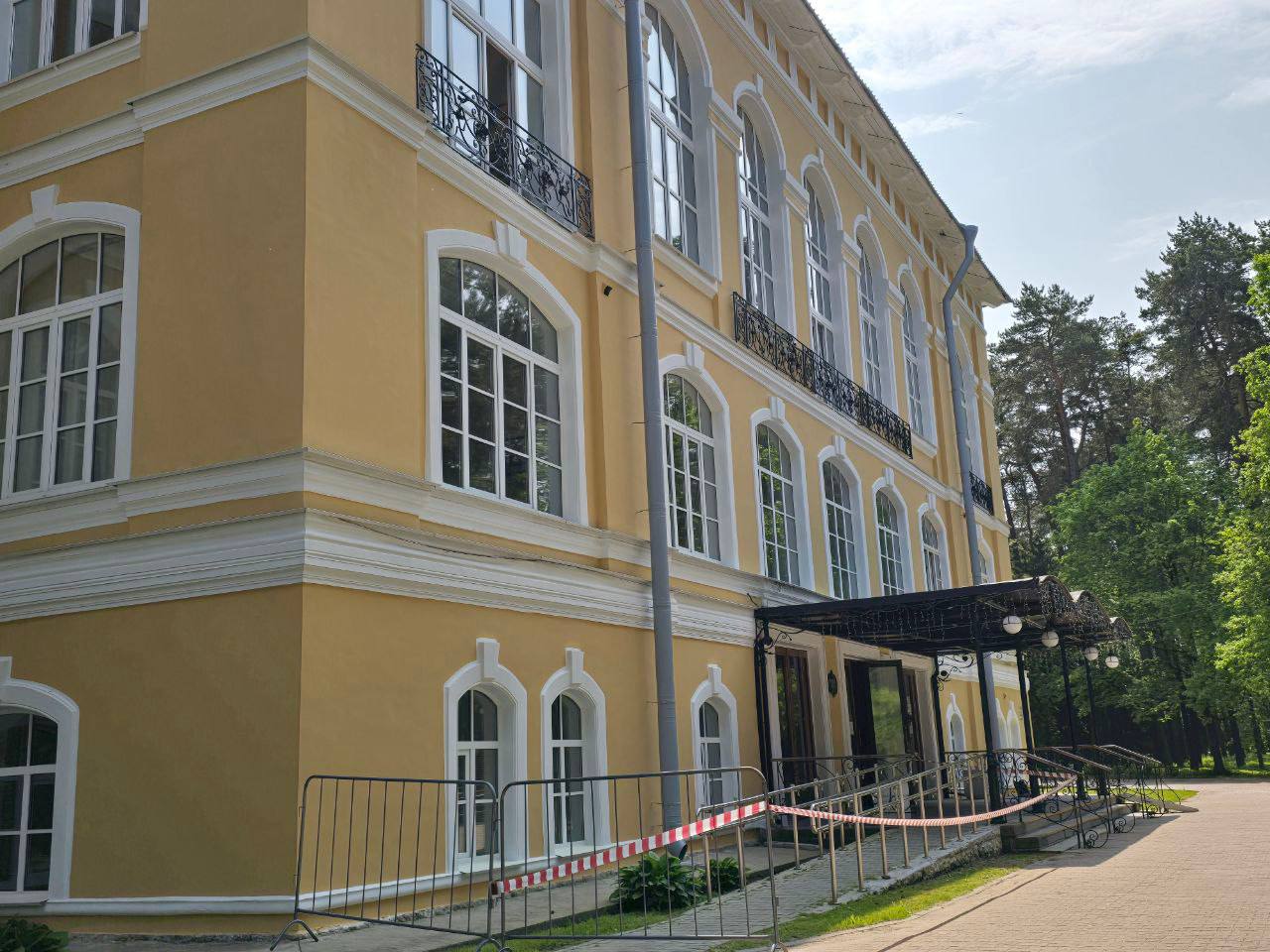 В реконструкцию "Сестрорецкого курорта" вложили около 13 млрд рублей Группа ЛСР вложила около 13 млрд рублей в реконструкцию "Сестрорецкого курорта", включая 1 млрд рублей за выкуп самого объекта. Об этом сообщил первый заместитель генерального директора компании Игорь Левит. Срок окупаемости проекта составит около 15 лет. Стоимость одного дня проживания с лечением на обновлённом курорте будет находиться в диапазоне 20-25 тыс. рублей, что позиционирует его как премиальный оздоровительный комплекс. Павел Никифоров/"ДП"