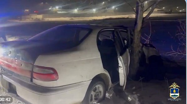 В Улан Удэ 16 летний нетрезвый водитель врезался в дерево ДТП произошло вечером 12 февраля на улице Покровская Разумеется водитель Toyota Corona помимо нетрезвого состояния не имел водительских прав В результате аварии пострадали пассажиры иномарки которым также по 16 лет Один из них получил серьёзную травму Фото УГИБДД по Бурятии БД в MAX