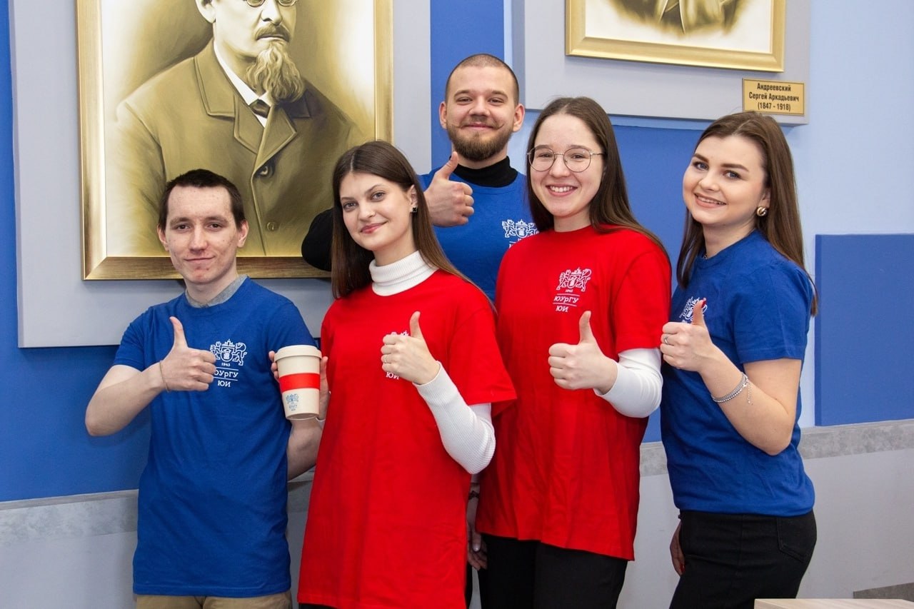 Время выбирать будущее ЮУрГУ приглашает на День открытых дверей В День студента открывает наш марафон знакомств Юридический институт Хотите заглянуть в мир современной юриспруденции где право пересекается с технологиями бизнесом и наукой Тогда ждём вас 25 января в 10 00 по адресу пр Ленина 78б корпус 5а ауд 401 В этот же день Институт лингвистики и международных коммуникаций ждёт абитуриентов в гости Если мечтаете построить карьеру в мире языков и культур то приходите 25 января в 11 30 по адресу пр Ленина 76 холл 1 этажа Подробнее познакомиться с программой Дня открытых дверей а также узнать другие даты можно на нашем сайте Больше новостей на канале ЮУрГУ в МАХ