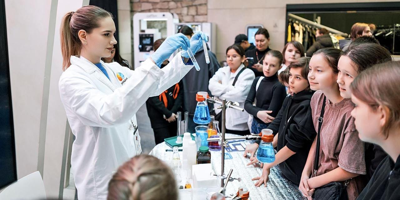 С 10 по 15 ноября в парке Зарядье пройдет Открытая неделя науки стран БРИКС масштабное событие объединяющее ученых студентов и всех кто интересуется новыми открытиями и технологиями В этом году гостей ждут более 40 мероприятий лекции мастер классы кинопоказы и интерактивные программы Участники смогут познакомиться с современными исследованиями в области робототехники искусственного интеллекта физики химии ботаники геологии и других наук Программа пройдет в научно познавательном центре Заповедное посольство На лекциях обсудят инновации в сельском хозяйстве возможности ИИ и принципы работы ускорителей частиц На мастер классах гости узнают как разделить лазерный луч увидеть свойства света и разобраться что такое механическое напряжение Подробная программа по ссылке Подписаться на мой канал в МАХ