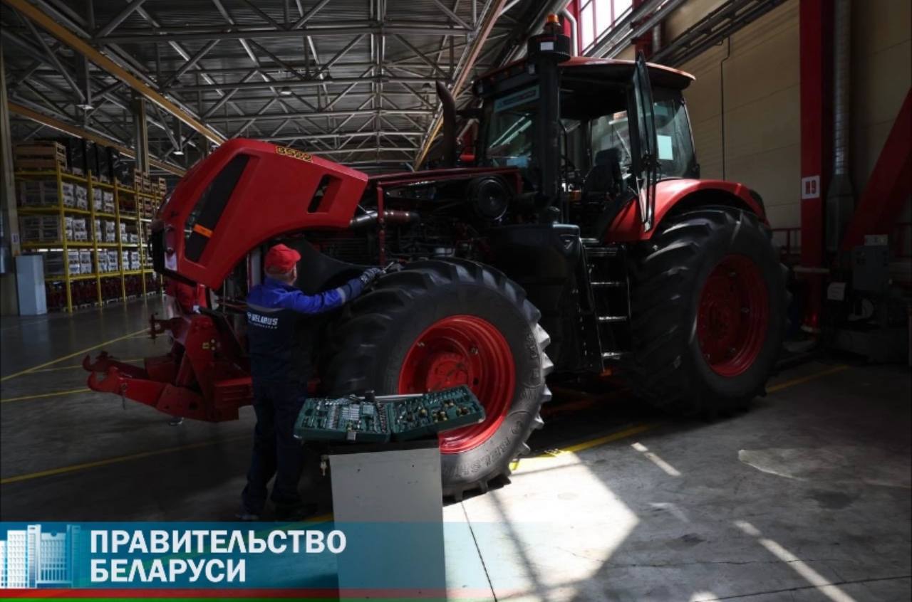 МТЗ-Татарстан: мощный рост производства и новые перспективы Александр Турчин и Рустам Минниханов посетили МТЗ-Татарстан - ключевое предприятие по выпуску тракторов и спецтехники С 2010 года здесь собрано уже 24 238 единиц техники На предприятии организовано производство тракторов и коммунальных машин, оптовая торговля сельхозтехникой и запчастями, ремонт и сервисное обслуживание Локализация производства: низкопрофильные кабины рукава высокого давления гидроповоротные отвалы и ковши щитки приборов МТЗ-Татарстан планирует организовать производство тракторов «Беларус-1025.4», «Беларус-2022.4», «Беларус-1523.4», «Беларус-1220.4», «Беларус-952.4», которые соответствуют экологическим стандартам не ниже уровня STAGE-ЗА, а также производство кабины, трансмиссии и других комплектующих Цель инвестиционного проекта - создание нового производства тракторов для локализации на рынке России