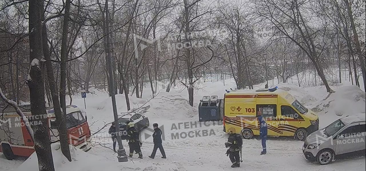 Обстановка у дома где в квартире предположительно произошел хлопок газа сейчас спокойная Экстренные службы покидают место Со слов очевидцев дом как и окна не повреждены Агентство Москва в Max