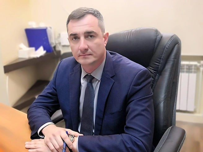 Экс руководителя КГУП Приморский экологический оператор ПЭО Андрея Боровского и его сообщника будут судить за растрату средств предприятия и хищении Фигурантов обвиняют по статье УК РФ Растрата то есть хищение чужого имущества вверенного виновному с использованием своего служебного положения в крупном размере и Пособничество в растрате то есть хищении чужого имущества вверенного виновному с использованием своего служебного положения в крупном размере По версии следствия в период с декабря 2024 года по май 2025 года руководитель предприятия в сговоре с жителем города Владивостока формально трудоустроенным на ПЭО необоснованно начислил ему заработную плату Каких либо трудовых обязанностей этот фиктивный сотрудник не выполнял В результате предприятие потеряло сумму свыше 650 тысяч рублей На имущество фигурантов наложили арест на сумму свыше 6 5 миллионов рублей Уголовное дело направлено в Первореченский районный суд Фото ПЭО Подписаться