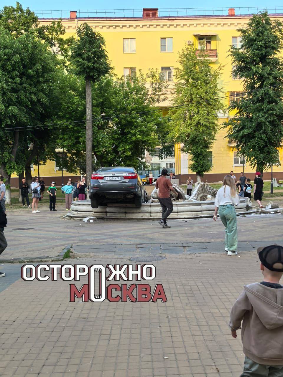 Автомобиль протаранил фонтан в подмосковном Ступино. На кадрах – автомобиль марки Toyota, водитель которого, по всей видимости, не справился с управлением и въехал в городской фонтан. UPD: По данным подмосковной полиции, водитель Toyota не пострадал. Сейчас сотрудники ГАИ устанавливают обстоятельства ДТП.