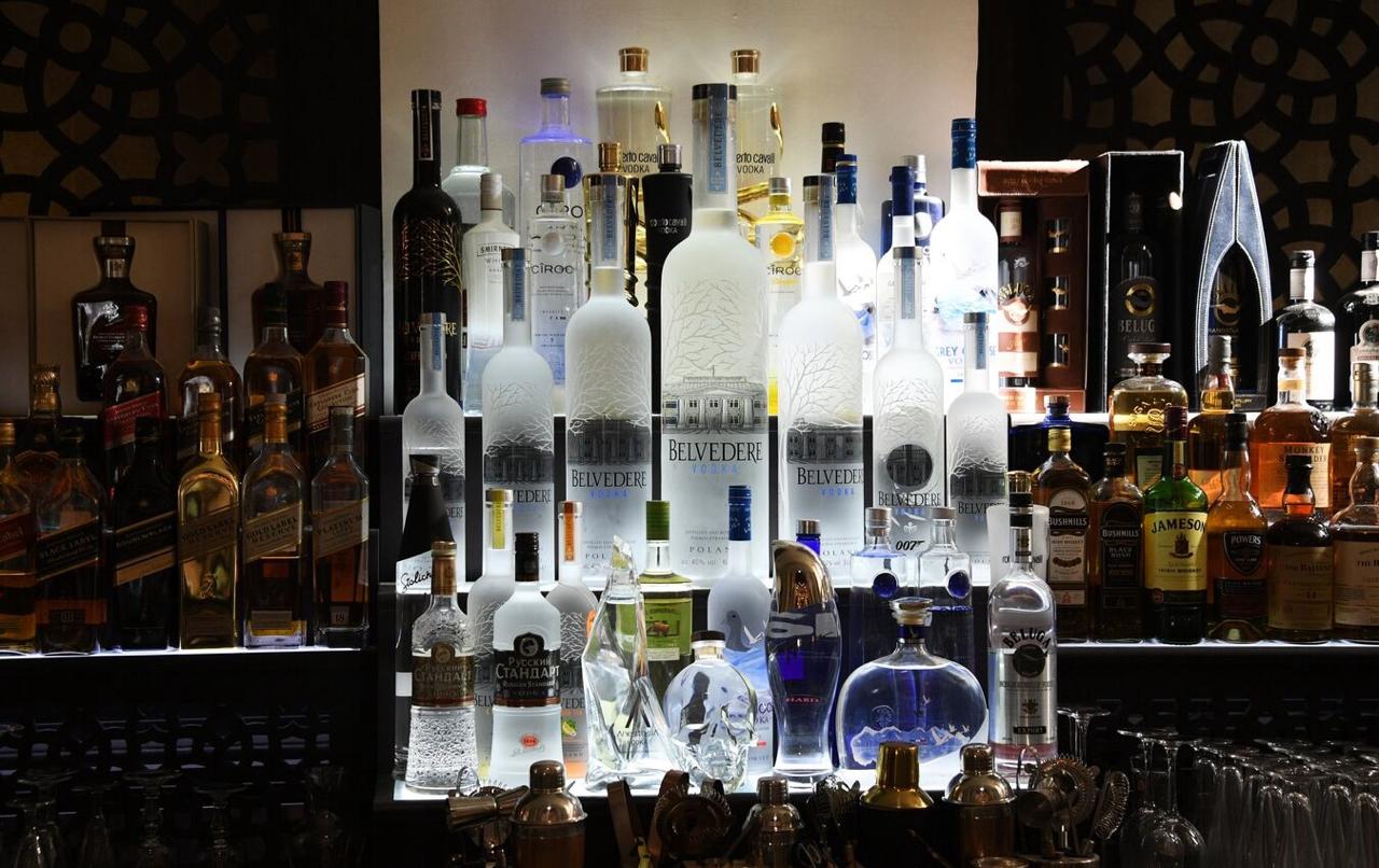 Из за алкоголя в Европе ежегодно умирают около 800 тысяч человек Каждая третья смерть от травм и насилия в регионе вызвана алкоголем свидетельствуют данные ВОЗ Алкоголь оказался одним из наиболее сильных и постоянных факторов способствующих насилию и агрессии Так в 2019 году около 26 5 тысячи смертей в ЕС были вызваны межличностным насилием Более 40 из них связаны с употреблением алкоголя Кроме того он является одним из основных факторов риска инвалидности и преждевременной смерти молодежи