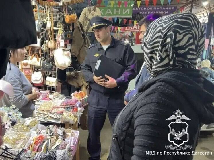 Рейды против незаконной торговли в Махачкале В Махачкале межведомственная рабочая группа включающая МВД ФНС и городскую администрацию проводит проверки на центральных рынках Во время очередного рейда выявлены торговые точки работающие без государственной регистрации и без постановки на налоговый учёт На нарушителей составлены административные протоколы а товар реализуемый без кассовых аппаратов и документов изымается Цель мероприятий упорядочить рынок и защитить законопослушных предпринимателей