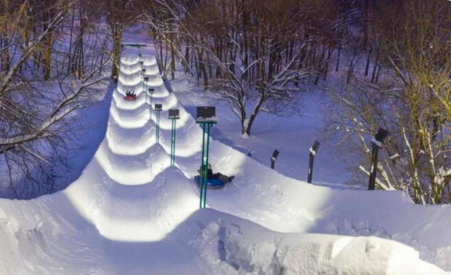 Тюбинговая горка в парке 50 Летия Октября Длина горки составляет 110 метров Горка работает ежедневно с 10 00 до 20 00 Приобрести билет можно в кассе проката Билетная касса и стартовая площадка горки находятся недалеко от главного входа в парк со стороны метро Проспект Вернадского