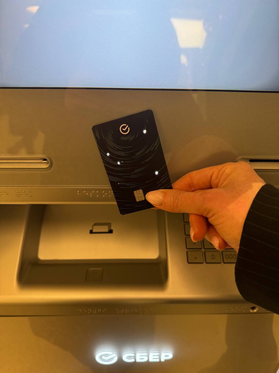 В Сбере стали доступны кредитные стикеры и светящиеся кредитки Сбер представил новую линейку карт со светодиодным оформлением которые подсвечиваются в момент оплаты Также вышли кредитные стикеры классический и ультратонкий который удобно помещается под чехлом Заказать карту и стикер можно в Сбербанк Онлайн в разделе Кредитные карты с доставкой на дом По продукту действует до 120 дней без процентов и бесплатное обслуживание fatcat18