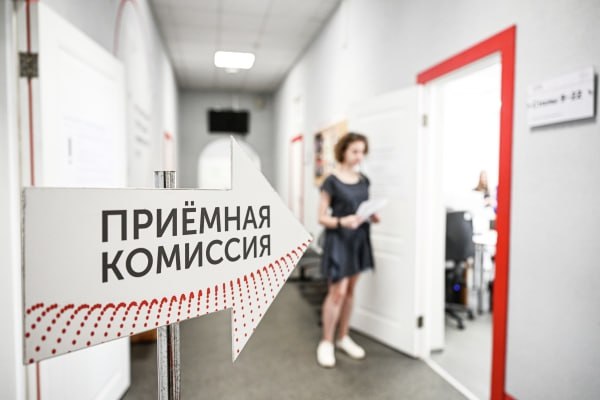 В Минпросвещения сообщили о введении профильного ЕГЭ для абитуриентов педвузов Новые условия поступления установлены согласно приказу который начнёт действовать с 1 сентября Это коснётся приемной кампании 2027 2028 учебного года сообщил глава ведомства Сергей Кравцов При поступлении на педагогические направления по профилям математика физика астрономия информатика химия биология русский язык литература больше не будет приниматься ЕГЭ по обществознанию в качестве обязательного вступительного испытания Вместо него абитуриентам необходимо сдать профильный предмет сказал министр в интервью РИА Новости Подписаться на Говорит Москва Telegram VK MAX