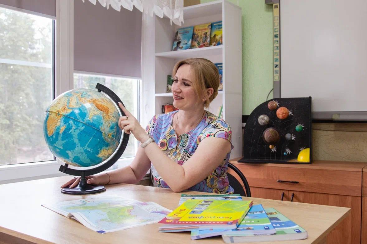 Более 1300 педагогов Краснодара получают помощь по ипотеке Сейчас педагоги получают ежемесячные компенсации по ипотеке по 25 тыс руб Меры соцподдержки привлекают в школы и детсады кубанской столицы специалистов из других регионов С июня 2024 года когда мы ввели выплаты получили свыше 350 обращений от педагогов рассматривающих переезд в Краснодар отметил Евгений Наумов Получить подробности можно по телефону департамента образования 8 918 024 94 80 или на сайте Мы в МАХ Прислать фото видео