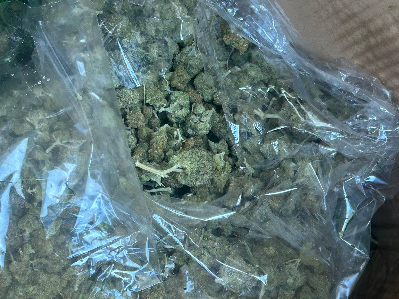 Россельхознадзор предотвратил ввоз 129 кг наркотического средства при досмотре импортного укропа в Дагестане 25 января на складе временного хранения Виадук специалисты Управления Россельхознадзора по Республике Дагестан на дне коробок партии укропа ввезенного автотранспортом обнаружили пакеты с растительным веществом похожим на марихуану Информация была оперативно направлена в УФСБ России по Республике Дагестан Сотрудники провели досмотр всей партии продукции из за рубежа Выявленные пакеты с растительным веществом опечатаны и изъяты правоохранительными органами Пробы направлены на экспертизу Россельхознадзор в MAX