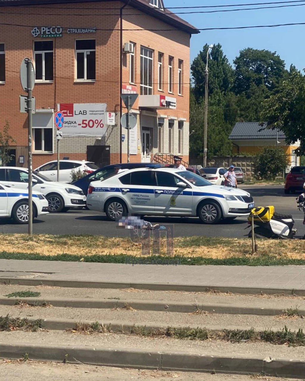 В Краснодаре на проезжей части насмерть сбили человека  Пострадавшей оказалась женщина, вероятно, курьер. Об этом можно судить по мопеду рядом с ней и сумке.  По рассказам свидетелей, женщина решила пересечь проезжую часть улицы Российской в неположенном месте, но в зоне видимости перехода, примерно в 50 метрах от подземного перехода.  Водитель не ожидал появления пешехода на дороге и совершил наезд. Женщина получила травмы, несовместимые с жизнью, и скончалась до приезда скорой помощи.    «ЧП Краснодар»    Связь с редакцией:     Подписаться на «Утренний Юг»
