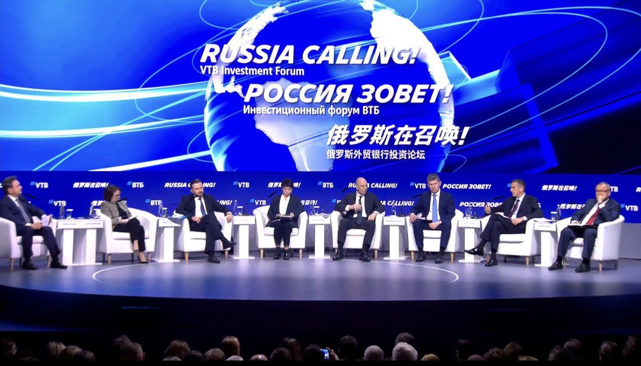 Россия обеспечила непрерывность финансирования стратегических проектов Россия преодолела последствия прекращения доступа к внешнему кредитованию и за последние три года ни один крупный капиталоемкий проект в стране не был остановлен из за нехватки финансирования Об этом заявил министр экономического развития Максим Решетников на форуме ВТБ Россия зовет По его словам большинство таких проектов реализуются при прямой поддержке государства и опираются на инструменты ВЭБ PФ от субсидированных процентных ставок до механизмов поручительства Крупные проекты которые изначально предполагали использование иностранного капитала сегодня полностью обеспечены национальной финансовой системой Максим Решетников отметил что возникавшие сложности были связаны не с финансированием а с перепроектированием и недоступностью отдельных видов оборудования Эти проблемы удалось преодолеть реализация всех мегапроектов продолжается Именно они формируют значительную часть роста кредитования в экономике В 2026 и 2027 годах значительная часть этих проектов будет завершена Фото Правительство РФ сделановроссии Подписывайтесь на Сделано в России