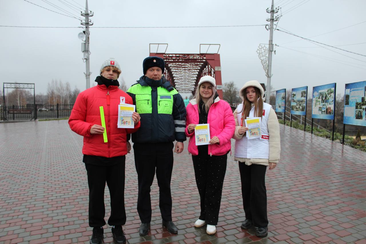 В Петровске сотрудники Госавтоинспекции и общественники провели акцию #ЯркаяМама  Ежегодно в последнее воскресенье ноября в России отмечается День матери. День, к которому никто не может остаться равнодушным. Не остались в стороне и сотрудники Госавтоинспекции ОМВД России по Петровскому району, член Общественного совета при ОМВД Регина Троценко, активисты петровского отделения РДДМ "Движение первых" и представитель "Дорожного патруля".   В ходе акции дорожные полицейские и общественники поздравили прекрасных дам с наступающим праздником, вручили им световозвращающие браслеты и тематические памятки.  "Дорогие мамы, пусть ваши сердца согревают любовь и забота близких, а каждый день будет наполнен радостными и приятными событиями! И, конечно же – удачи и безопасности на дорогах!" - прокомментировала Регина Троценко.