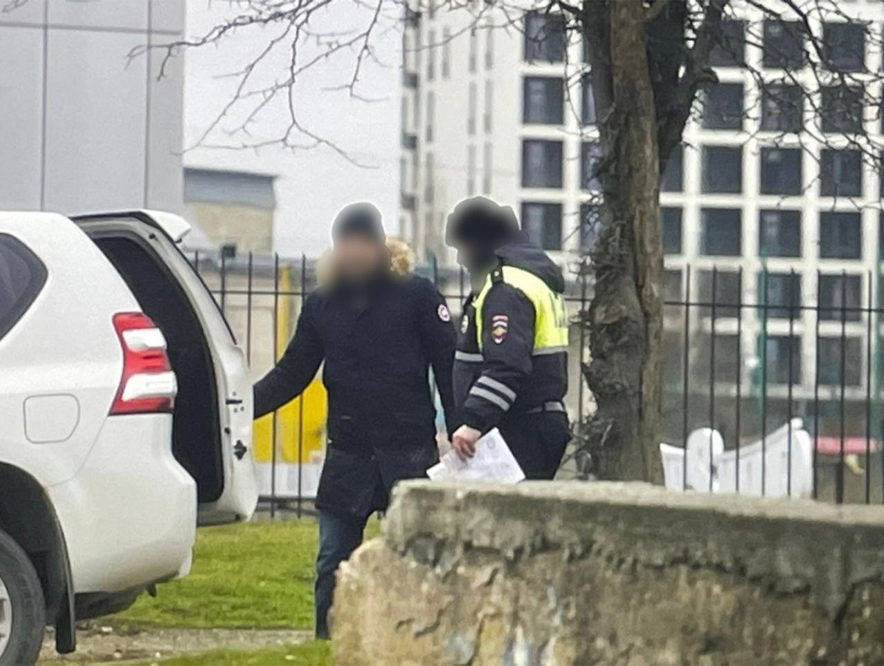 Суд в Крыму вынес приговор двум руководителям батальона ДПС за взятку В Симферополе Киевский районный суд вынес приговор двум руководителям специализированного батальона дорожно-патрульной службы ГИБДД МВД по Республике Крым, признав их виновными в получении взятки, сообщили в УФСБ России по Крыму и Севастополю. Установлено, что в феврале 2024 года около АЗС в Симферополе они потребовали деньги от водителя за отказ провести освидетельствование на состояние опьянения и не привлечение его к ответственности. Сотрудники ФСБ и ГУСБ МВД задержали нарушителей на месте преступления. По итогам расследования уголовного дела судья отправил обвиняемых за решетку на сроки 8 и 10 лет. Приговор пока не вступил в силу и может быть обжалован. Фото: УФСБ России по Крыму и Севастополю