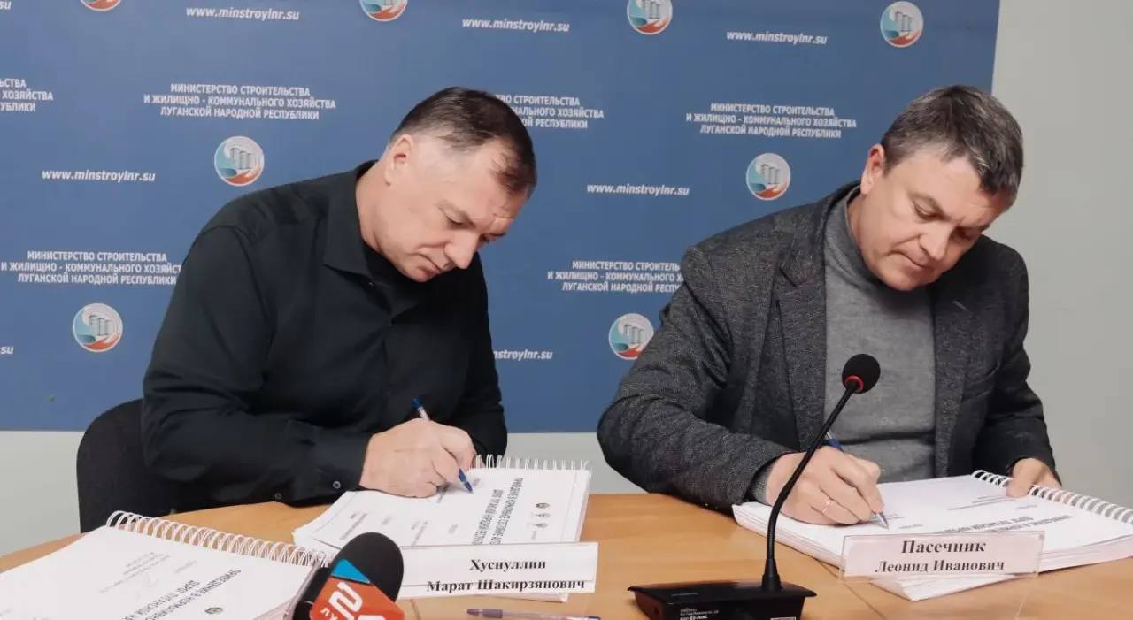 Совещание по программе социально экономического развития и по нацпроекту Инфраструктура для жизни состоялось в Луганске с участием заместителя председателя Правительства России Марата Хуснуллина Должен отметить что ЛНР по выполнению программы сегодня не только лидер среди воссоединённых регионов но уже стабильно занимает лидирующие позиции в целом по стране Это большая системная работа за что хочу Леонида Ивановича Пасечника и его команду в очередной раз поблагодарить отметил вице премьер у себя на канале в МАХ Марат Хуснуллин также отметил хороший рывок в регионе по дорогам В этом году особо большой Чтобы и дальше так двигаться подписали программу приведения в нормативное состояние автомобильных дорог ЛНР сроком до 2030 года Этот документ будет публичный для жителей и они будут знать где когда в каком населённом пункте какая дорога будет отремонтирована рассказал вице премьер Договорились что на следующее совещание подготовим вопросы по развитию промышленности и отдельный блок по модернизации коммунальной инфраструктуры Задача здесь такая же как по дорогам составить программу Есть вопросы с дефицитом воды в ряде населённых пунктов Приняли решение на федеральном уровне о дополнительном финансировании Например в этом году по причине засушливой погоды в ЛНР обмелел источник снабжающий водой Антрацит и Красный Луч Для перераспределения ресурса Фондом развития территорий ведётся реконструкцию водовода между городами Алчевск и Петровское Более 3 км готовы впереди работа ещё на 19 километровом участке