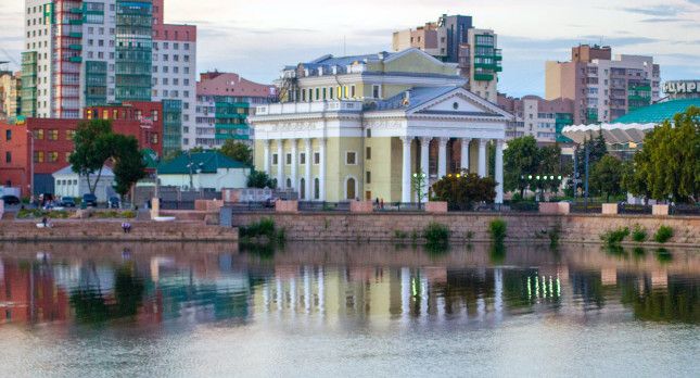 Реку Миасс в Челябинске очищают вручную Ограничения на механическую чистку акватории ввели на время нерестового периода.