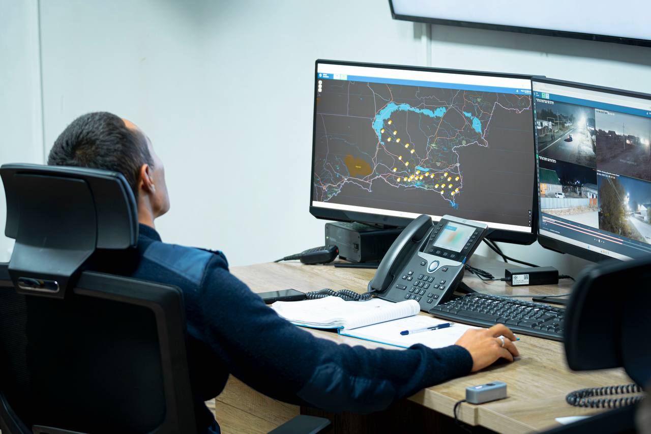 В Талгарском районе Алматинской области запустили мини Центр оперативного управления Его главные задачи круглосуточный мониторинг оперативной обстановки координация сотрудников и быстрый обмен данными между службами В районе реализуется комплекс мер направленных на повышение общественной и дорожной безопасности и оперативное реагирование на происшествия В населённых пунктах и на автодорогах установлено 1113 камер общественного видеонаблюдения и 56 аппаратно программных комплексов Sergek Современные технологии и искусственный интеллект способствуют повышению уровня безопасности жителей и гостей Талгарского района укреплению доверия граждан к органам правопорядка и созданию комфортной безопасной среды для каждого