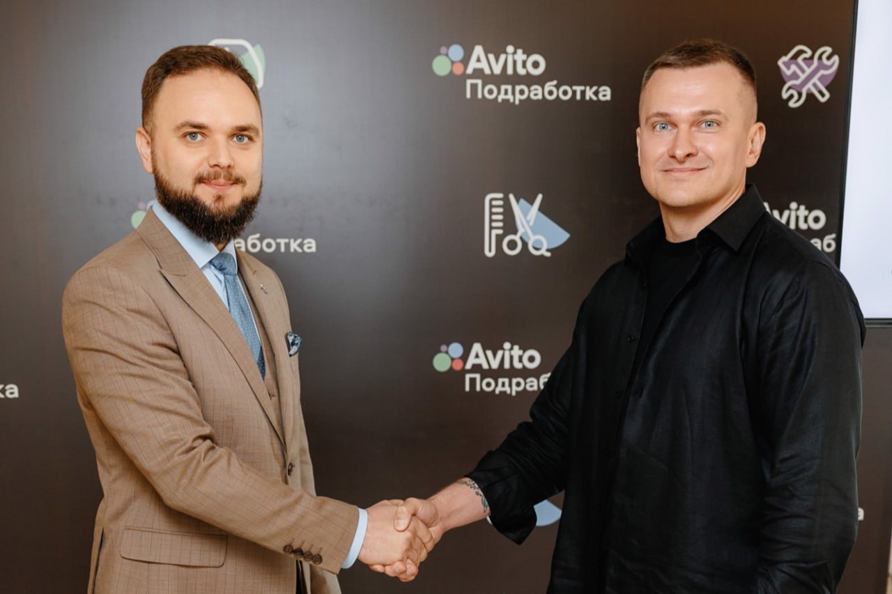 Авито объявляет о масштабировании сервиса временной занятости теперь он доступен и в Ярославле По данным сервиса Авито Подработка интерес к подработке со стороны исполнителей и заказчиков растет Платформа продолжает расширять географию присутствия и доступна уже в 20 городах России включая крупные Санкт Петербург Казань Ростов на Дону Нижний Новгород и др а также небольшие города Гусь Хрустальный Арзамас Набережные Челны В ЦФО сервисом временной занятости теперь могут пользоваться и жители Ярославля Цифровизация сферы занятости решает сразу несколько важнейших задач Во первых это удобство и безопасность для жителей подобные платформы обеспечивают честные и прозрачные взаимоотношения между компаниями и временными специалистами минимизирует риски невыплат Во вторых это расширение возможностей для социально уязвимых групп мам в декрете людей с ограниченными возможностями здоровья студентов для которых гибкий график и удаленный формат часто являются возможностью получить дополнительный доход отмечает Денис Кот заместитель министра цифрового развития Ярославской области За январь август 2025 года в целом по России интерес исполнителей к подработке вырос на 66 по сравнению с таким же периодом прошлого года а количество предложений увеличилось на 35 год к году В среднем исполнителям предлагают 58 223 руб мес Чаще всего на подработку требуются курьеры количество предложений увеличилось на 39 год к году водители такси 46 водители экспедиторы 132 У исполнителей популярностью пользуются варианты подработки комплектовщиками упаковщиками курьерами На платформе в ЦФО представлены смены от различных бизнес заказчиков наиболее популярные связаны с выкладкой продукции и погрузкой разгрузкой товаров Новости АвитоПодработка