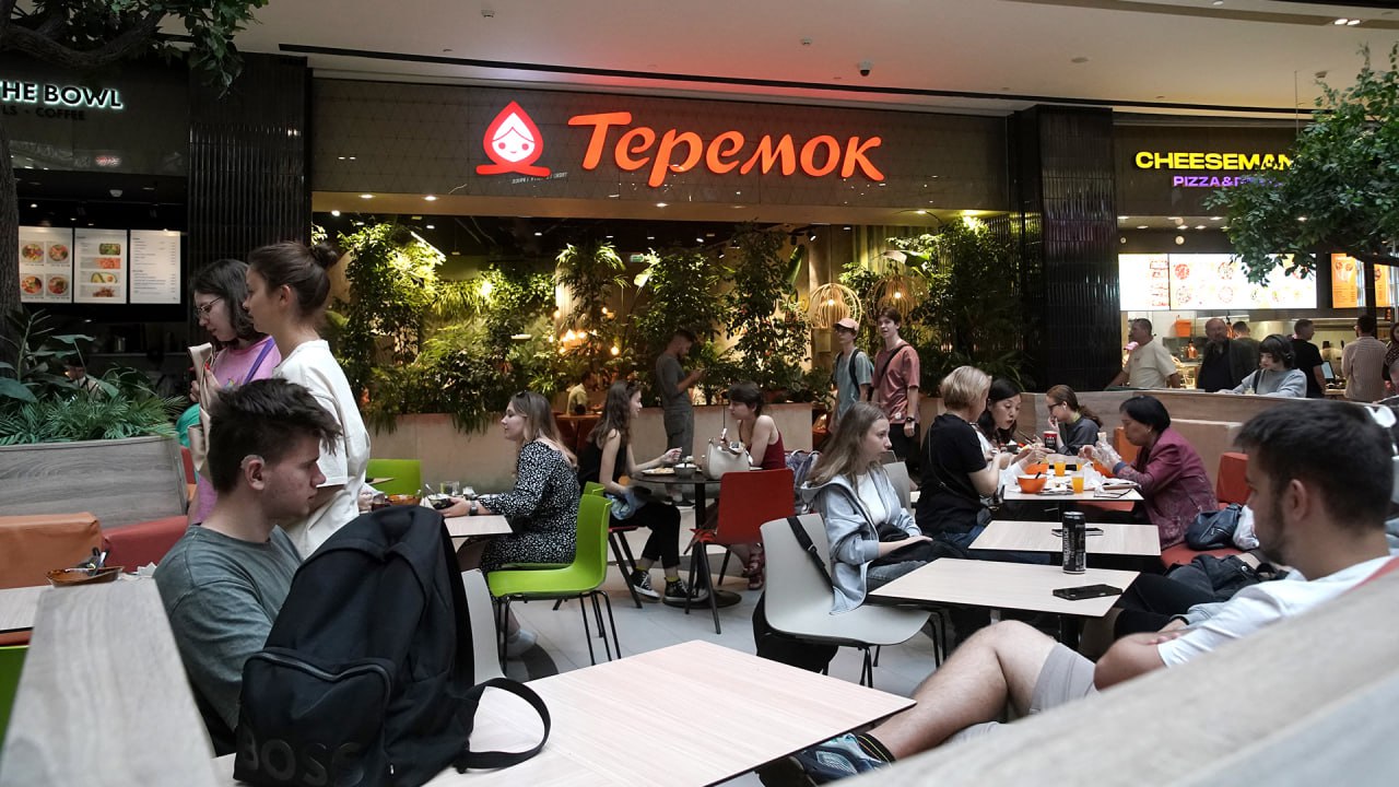 Кишечную палочку нашли в блюдах из Теремка Эксперты обнаружили бактерию в окрошке на квасе оливье и салате Русский цезарь Проверка прошла в московском заведении на Гоголевском бульваре Также выявлено превышение микробов в 30 раз в оливье блинах Ватрушка Илья Муромец салате Цезарь и блине Морской богатырь Трёхкратное превышение микроорганизмов в блине Терем retailrus