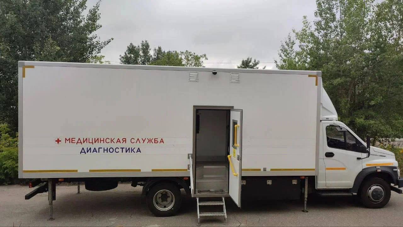 Получить квалифицированную медицинскую помощь стало проще!   По инициативе губернатора Глеба Никитина в регионе появились два современных передвижных медицинских комплекса — «кардиомобили».   За 9 месяцев «мобильные кабинеты кардиологов» совершили около 60 выездов и помогли сотням жителей отдалённых районов Нижегородской области.  Приём пациентов в «кардиомобилях» осуществляют кардиологи, аритмологи, неврологи, врачи функциональной и ультразвуковой диагностики. В передвижных кардиологических комплексах есть портативные аппараты ультразвуковой диагностики, электрокардиографы, тонометры, дефибрилляторы, компьютеры и биохимические анализаторы крови.  По словам главного внештатного специалиста-кардиолога Минздрава Нижегородской области Елены Тимощенко, такая выездная форма работы позволяет приблизить высококвалифицированных медиков и экспертное диагностическое оборудование к жителям региона, улучшить качество диспансерного наблюдения и специализированной консультативно-диагностической помощи пациентам с сердечно-сосудистыми заболеваниями. Это одна из приоритетных задач, поставленных системе здравоохранения национальным проектом «Продолжительная и активная жизнь».  Работа по нацпроектам ведётся по поручению Президента Владимира Путина.