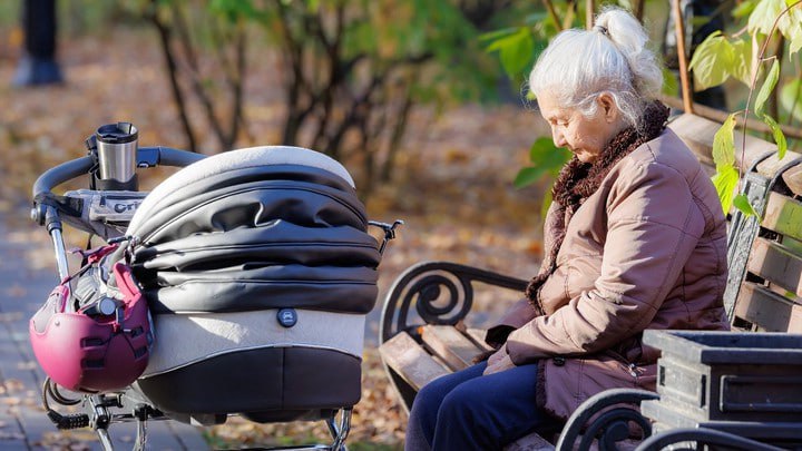 В России предложили ввести бабушкин капитал Размер финансовой поддержки для бабушек и дедушек которые воспитывают внуков своими силами должен соответствовать материнскому Об этом в беседе с Абзацем заявила глава Национального родительского комитета Ирина Волынец Волынец обратилась в комитет Госдумы по защите семьи вопросам отцовства материнства и детства с инициативой создать в стране бабушкин капитал Необходимо поддерживать тех бабушек и дедушек кто воспитывает внуков заменяя родителей Даже если они становятся опекунами у них нет финансовой поддержки У них не так много вариантов заработать чтобы обеспечить будущее внуков уточнила спикер Капитал можно будет потратить на образование улучшение жилищных условий и пенсию бабушки или дедушки   Подпишитесь на Абзац TG VK Дзен MAX Rutube