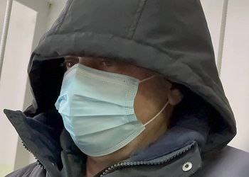 Амурчанин Виктор Петриченко обвиняемый в убийстве в Каменске Уральском семи человек в том числе двух детей постоянно меняет показания Он то признает свою причастность к преступлению то отрицает ее Об этом сообщили РИА Новости в объединенной пресс службе судов Свердловской области В среду 28 января по его делу прошло заседание в Красногорском районном суде Каменска Уральского процесс близится к завершению Следующее слушание состоится 16 февраля Суд переходит к прениям сторон По данным СУ СК РФ по Свердловской области мужчина ранее полностью признал вину и по итогам экспертиз вменяем В процессе периодически меняет версии то признает то отрицает причастность к этому преступлению сказала собеседница агентства Как сообщал Порт Амур предполагаемого убийцу задержали в Белогорске 22 января 2025 года Он находился в частном доме где проживал с супругой и сыном Мужчина сознался в совершении массового убийства которое произошло в 1992 году По данным следствия утром 31 декабря 1992 года в здании железнодорожного вокзала Свердловск Пассажирский он увидел незнакомых ему людей пообщался с ними и выпил спиртное Они пригласили его на празднование Нового года где фигурант и устроил расправу детей выманивал для убийства поочередно взрослым же добавлял в алкоголь лекарство всех жертв бил по голове слесарным молотком Потерпевшие скончались на месте а обвиняемый похитил имущество на сумму более 86 тысяч рублей и скрылся Как ранее отмечали в ГУМВД тела погибших обнаружили 5 января 1993 года в одной из квартир дома по улице 2 я Рабочая В числе погибших 40 летний водитель автобуса его 37 летняя супруга их 13 летний сын 12 летняя дочь и родственники семьи из Пермского края и Каменска Уральского Было возбуждено уголовное дело об умышленном убийстве из корыстных побуждений