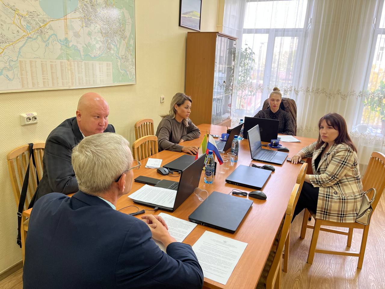 Заседания комитетов Думы Читы пройдут завтра 11 декабря Депутаты рассмотрят ряд вопросов в том числе внесение изменений в Устав городского округа Город Чита предложения и рекомендации к проекту городского бюджета на 2026 год и плановый период 2027 и 2028 г вопросы расселения из ветхого и аварийного жилья в Чите С повестками заседаний можно ознакомиться на сайте по ссылке