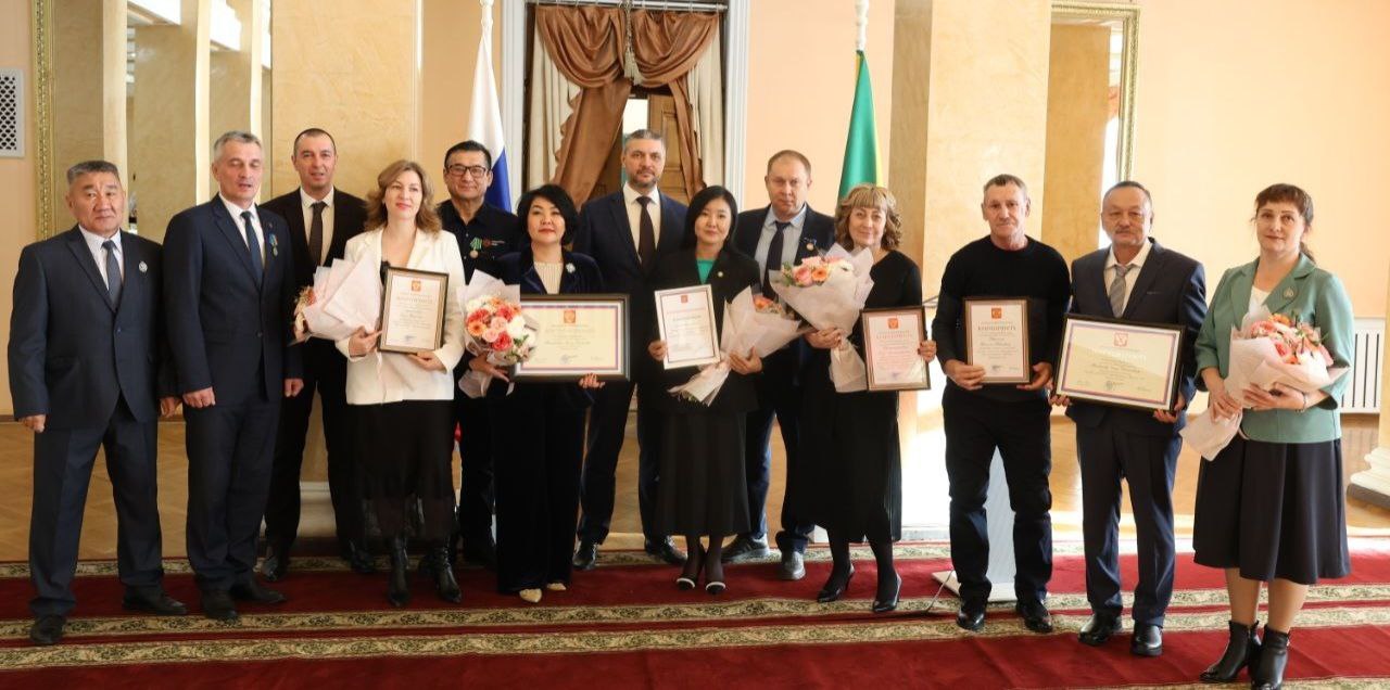 Президент России Владимир Путин отметил заслуги специалистов Удоканской меди Губернатор Забайкалья Александр Осипов вручил государственные награды медаль За развитие Сибири и Дальнего Востока благодарности и почётные грамоты Президента Российской Федерации и другие Их получили представители региональной власти бизнеса образования Среди них пять сотрудников Удоканской меди внёсших весомый вклад в строительство и запуск горно металлургического комбината Я хочу поблагодарить вас за вашу работу отношению к делу пожелать вам быть таким же примером для всех жить по самой высокой планке совершать высокие благородные поступки бороться за то чтобы наша страна наш народ наш Забайкальский край были образцовым примером во всем Поздравляю всех вас подчеркнул губернатор Награды общий результат работы команды создавшей и развивающей предприятие Сейчас в Удоканской меди трудится около 5 тысяч человек Компания один из главных налогоплательщиков Забайкалья и драйвер развития региона Поздравляем коллег с заслуженными наградами