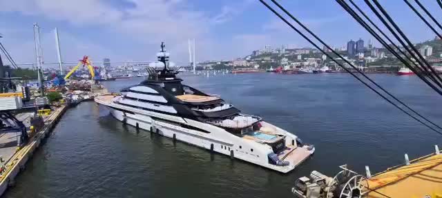 Яхта Мордашова прибыла во Владивосток за топливом для вертолета