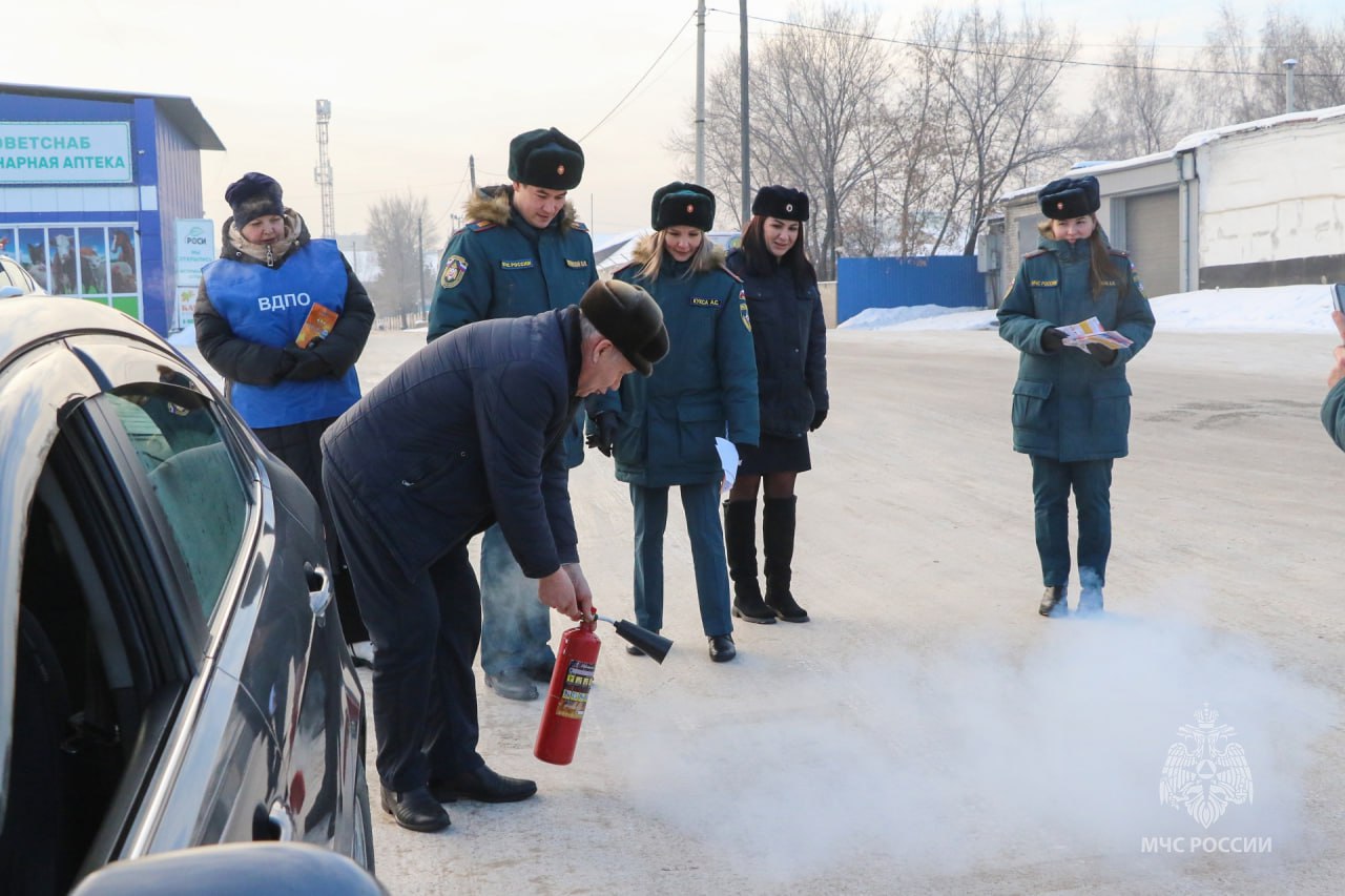 В день рождения огнетушителя абаканским водителям напомнили о безопасности   Пожарные МЧС России, инспекторы пожарного надзора, сотрудники Абаканского ГАИ и добровольческая организация провели совместную профилактическую акцию, приуроченную ко дню, когда  был запатентован огнетушитель.  Инспекторы ГАИ останавливали автомобили, чтобы побеседовать с водителями о сложившейся обстановке на дорогах и напомнить о правилах дорожного движения.  Огнеборцы вручали памятки о пожарной безопасности и призывали следить за детьми. Также сотрудники МЧС России научили пользоваться углекислотным огнетушителем автолюбителей, дав им возможность опробовать первичное средство пожаротушения в деле.    Вести. Хакасия   Подписаться