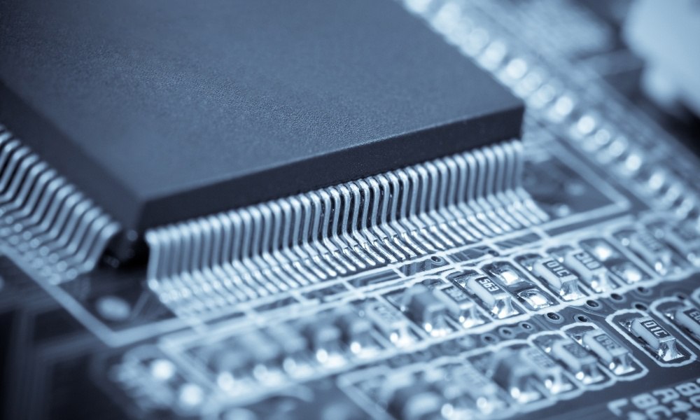 Серийное производство российских CPU на базе стандарта RISC V может начаться в 2026 году Ситуация с микроконтроллерами общего применения MCU существенно лучше Доступны три таких устройства Это MIK32 АМУР от Микрон K1921вг015 от АО НИИЭТ а также BE U1000 от Байкал Электроникс По прогнозам в 2026 году микроконтроллеров от этих компаний уже будет более десяти По словам советника гендиректора АО НИИЭТ Ивана Фефилова микроконтроллер K1921вг015 серийно выпускается в 2024 года в 2026 году его ждет вторая ревизия Тогда же компания рассчитывает показать макетные образцы еще четырех микроконтроллеров все с flash памятью а в 2027 году запустить их в серию подписаться   niiet