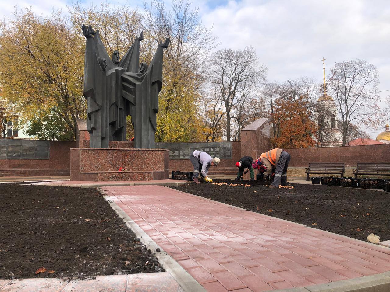 В Липецке уже начали готовиться к сезону тюльпанов    Сотрудники «Зеленхоза» продолжают осеннюю высадку растений. На площади Героев они высадили цветы, которые уже в начале мая будут радовать липчан и гостей города. В клумбу возле Вечного огня и памятника «Скорбящих матерей» высадили более пяти тысяч тюльпанов вишневого цвета двух сортов: Curry и Denmark.  Они хорошо переносят холодное время года в земле даже без специального укрытия и зацветают весной одними из первых.  Также в Липецке уже высажены луковицы тюльпанов на площади Победы, возле памятника танкистам, и в клумбе возле Доски почета «Трудовая слава Липецкой области». Специалисты ежегодно меняют в этих местах однолетние цветы на луковичные.    Подпишись на «Липецк №1»