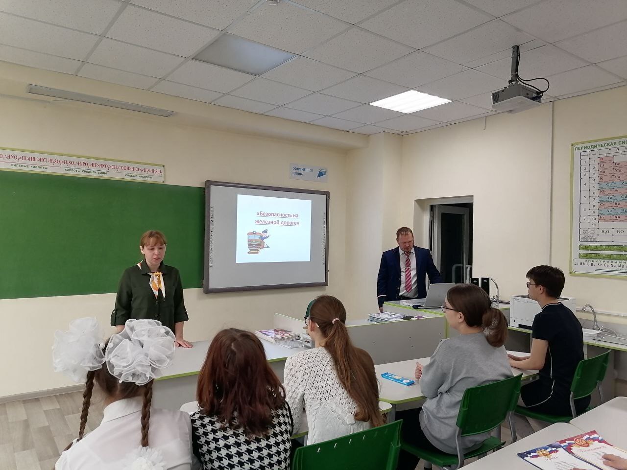 Классный час по безопасности на объектах железной дороги прошел в Олекме  Провел профилактическую  беседу со школьниками приглашенный гость - инструктор по безопасности  ОАО «РЖД» Роман Трофимов. Роман Владимирович напомнил ребятам правила, которые помогут сохранить здоровье и жизнь.  Согласно статистике, большинство несчастных случаев приходится на время школьных каникул. А самой распространенной причиной травматизма на железной дороге является хождение по путям и переход железнодорожного полотна в неустановленных местах.       Железная дорога является зоной повышенной опасности: находясь вблизи путей, нужно быть особенно внимательным.