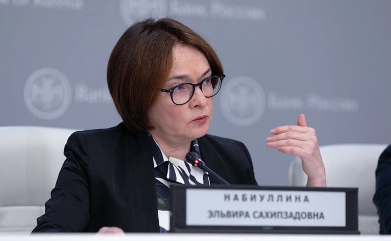 Bloomberg узнал о «растущем давлении» на Набиуллину из-за ключевой ставки Следующее заседание Банка России по ключевой ставке станет для Набиуллиной «тяжелым испытанием» из-за негативной реакции бизнеса, пишет Bloomberg. С октября 2024 года регулятор удерживает ставку на рекордном уровне 21% Председатель Банка России Эльвира Набиуллина в преддверии заседания по ключевой ставке сталкивается с «растущим давлением», пишет Bloomberg. Крупный бизнес требует от регулятора снижения рекордно высоких процентных ставок, так как они начинают негативно сказываться на их работе, отмечает агентство. Следующее заседание совета директоров Банка России запланировано на 6 июня. По информации неназванных источников Bloomberg, в правительстве полагают, что Банк России начнет снижать ключевую ставку по мере того, как эффект для бюджета и гражданских отраслей станет более очевидным. При этом некоторые из собеседников Bloomberg полагают, что о снижении ставки необходимо объявить уже на следующем заседании.