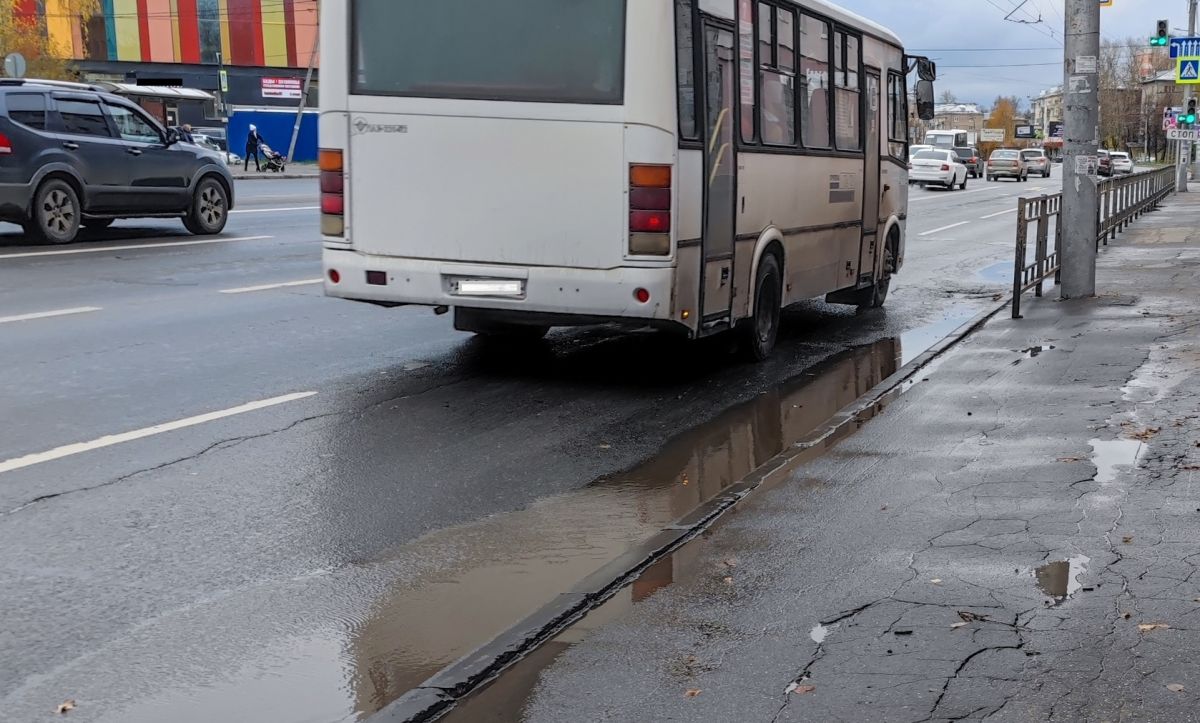 В воронежском автобусе №14 распылили перцовый баллончик Все началось с того, что великовозрастный лоб пристал к пареньку из-за его длинных волос. Публикуем видео жесткого замеса в общественном транспорте. ↗ Прислать новость Подписаться