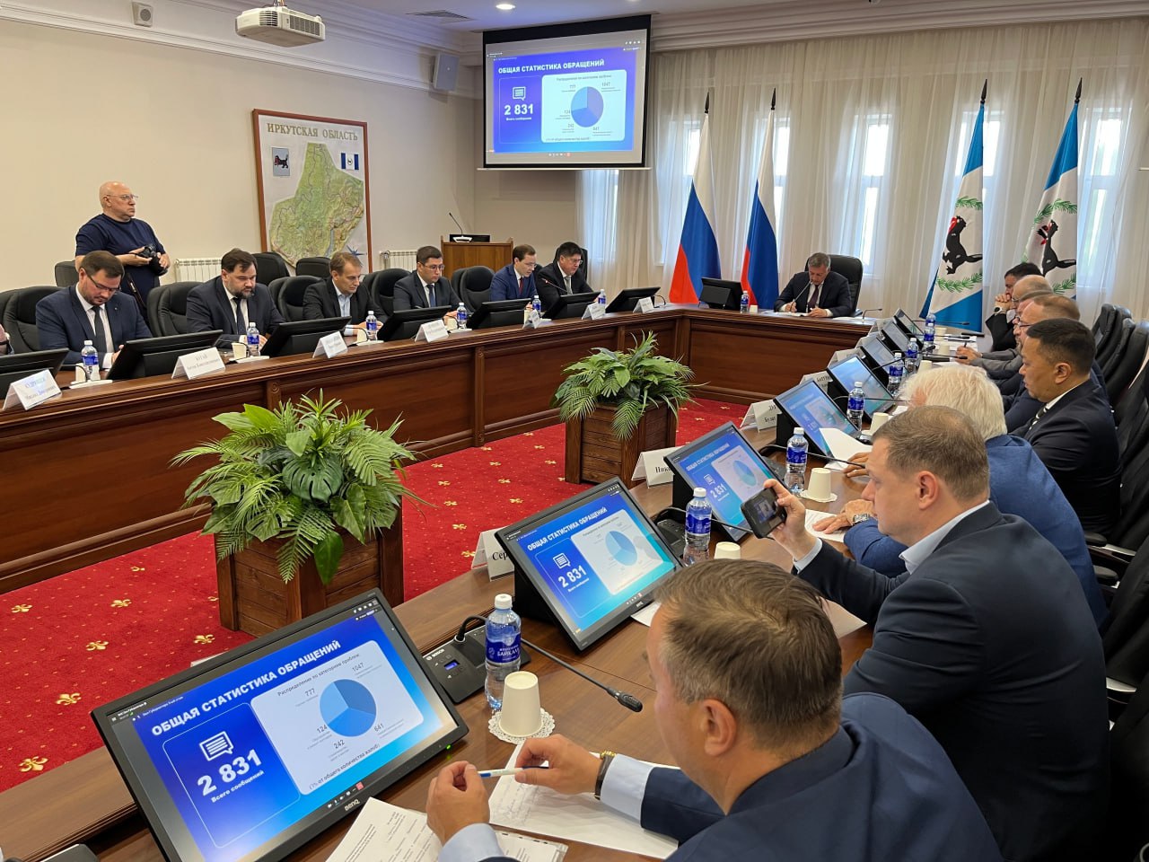Сегодня состоялось рабочее совещание по вопросам дорожной деятельности Прибайкалья под руководством губернатора Игоря Кобзева. С коллегами обсудили задачи, которые нужно выполнить для улучшения состояния дорожной сети. За последние пять лет в Иркутске проделана значительная работа – отремонтировано свыше 120 километров дорог. В текущем году планируем обновить ещё более 30 километров. Объём проектов значительно вырос, поэтому важно обеспечить слаженную работу всех служб при проведении ремонтов. В ходе встречи также обозначил, что Иркутск нуждается в современных транспортных развязках, способных выдерживать интенсивный трафик. Мы уже работаем над реализацией ряда идей. Так, в конце мая готовый проект Байкальского кольца отправят на экспертизу. Повторную процедуру в августе пройдёт Лермонтовская развязка. По Маратовской – уже составлено техническое задание на проектные работы. Приняли решение раз в неделю проводить выездные мероприятия по проверке состояния дорог. Буду держать ситуацию на личном контроле.