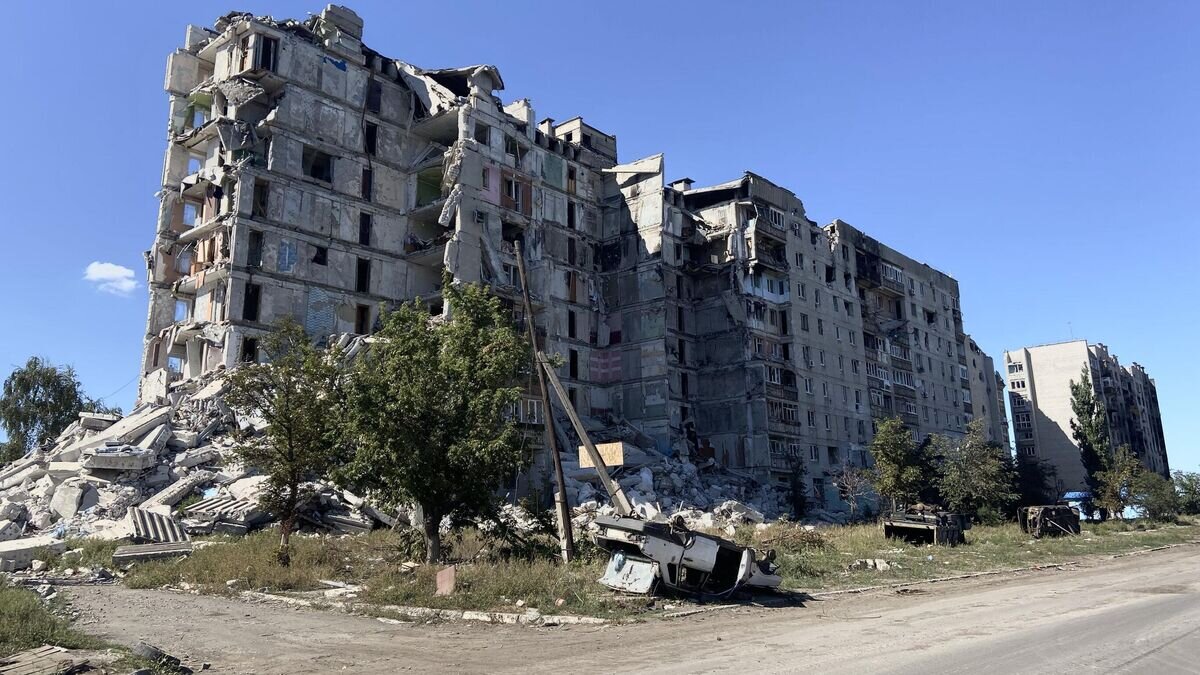 Попасную частично восстановят Об этом заявил глава ЛНР Леонид Пасечник на Петербургском международном экономическом форуме На сегодняшний день принято решение о том, что с того момента, как линия боевого соприкосновения будет отодвинута еще дальше и восстановительные работы будут максимально безопасны, мы восстановим какую-то часть Попасной для того, чтобы там могли проживать работники Западной фильтровальной станции и железнодорожной станции - крупного железнодорожного узла, - сообщил Пасечник Как считает руководитель региона, многим жителям Попасной можно предложить жилье в уже восстанавливаемом Первомайске Вести. Луганск Подписаться Прислать новость