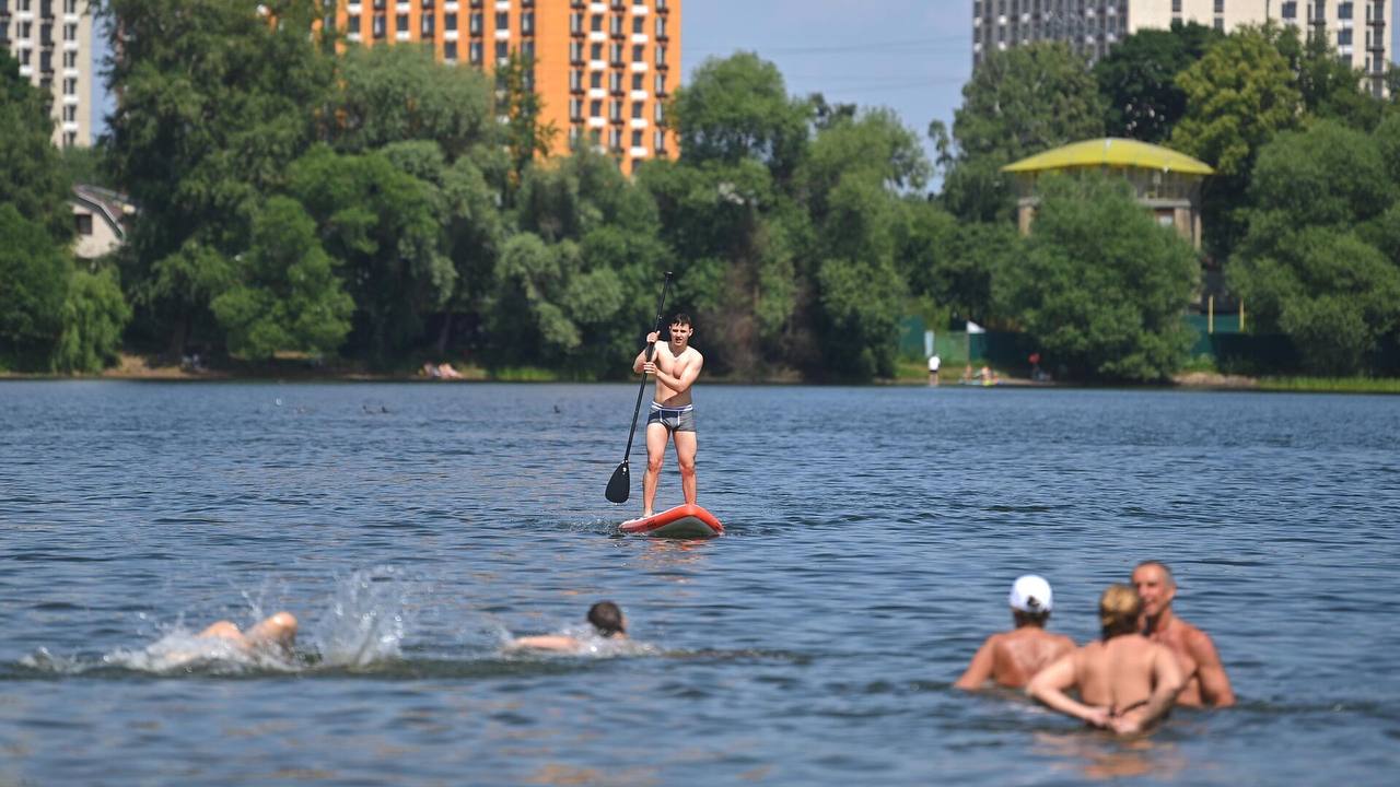 В эти выходные москвичи и жители Московской области смогут отпраздновать открытие купального сезона. Метеоролог Евгений Тишковец сообщил, что температура воды в реках и озерах составит от +18 до +20 °C.