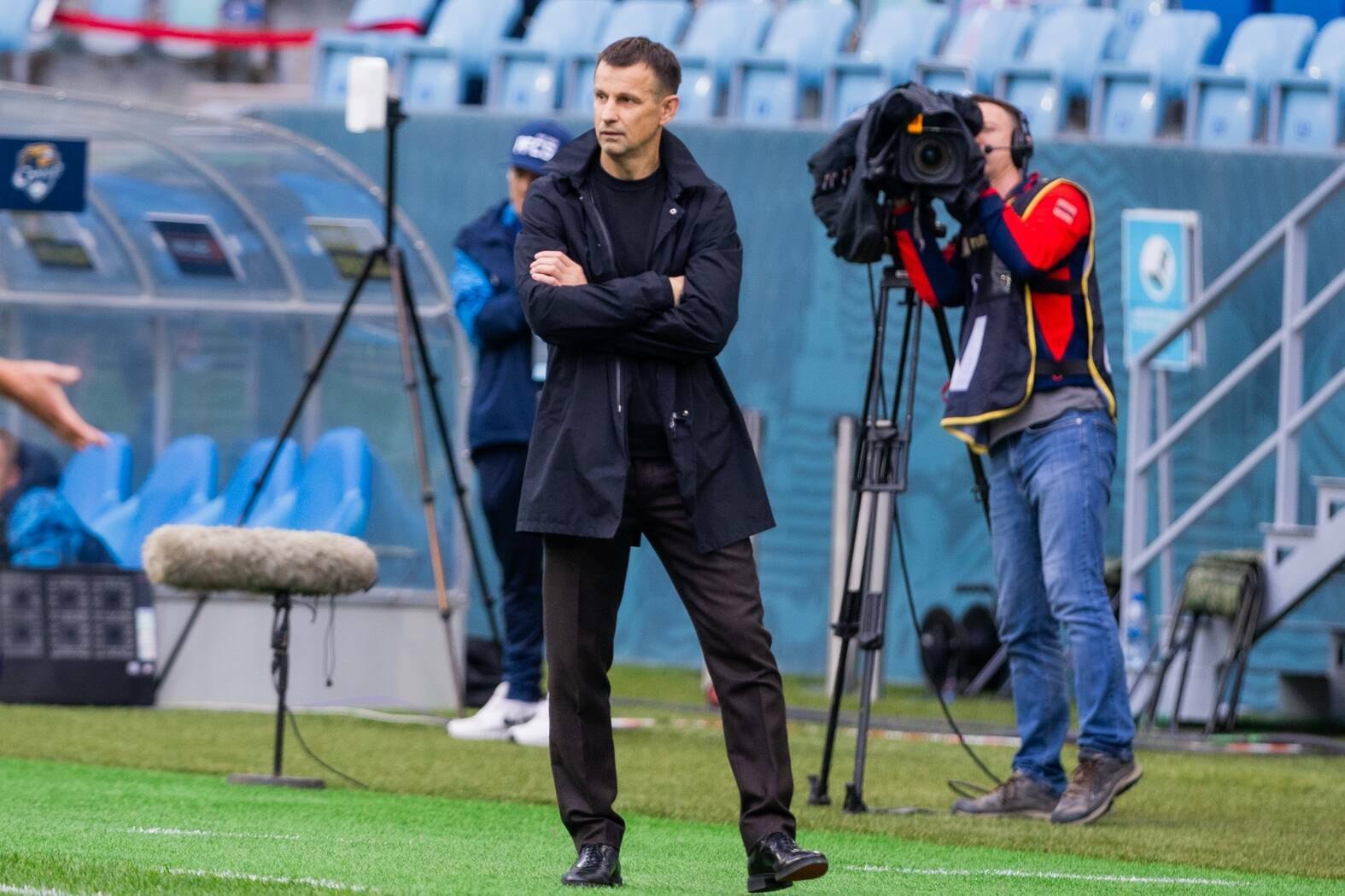 Семак оценил переход Дюрана в Зенит Главный тренер Зенита Сергей Семак считает что переход колумбийского нападающего Джона Дюрана усилит питерскую команде в весенней части российского чемпионата 22 летний форвард пополнил питерский клуб на правах аренды из саудовского Аль Насра до конца сезона 2025 26 Зенит сегодня объявил о подписании контракта с Джоном Дураном Поделитесь своим мнением об этом переходе Понятно что это та позиция которая и вы об этом уже говорили требовала усиления Конечно мы понимаем что это очень качественный футболист у которого не везде складывается так как наверное ему хотелось бы Но мы надеемся что мотивация у него есть для того чтобы поехать и на чемпионат мира и конкурировать с тем же Джоном Кордобой за место в составе национальной команды Надеемся что он нам поможет В его качествах мы не сомневаемся приводит слова Семака пресс служба клуба Читать полностью