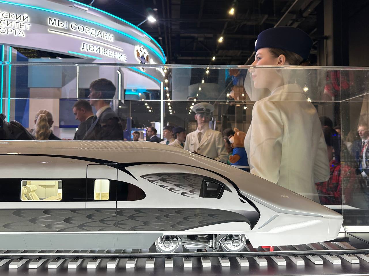 Железнодорожная линия Сочи Красная Поляна готова к переходу на беспилотное движение Об этом сообщил Михаил Рожков заместитель генерального директора по техническому развитию АО Трансмашхолдинг на V Конгрессе молодых ученых в Сириусе Рожков отметил что для внедрения беспилотного режима на этом участке потребуются небольшие вложения Он также подчеркнул необходимость перевести железнодорожный шаттл между Адлером и Сириусом на автономное управление Кроме того на федеральной территории Сириус возможно внедрение технологий водородного транспорта naukaitochka