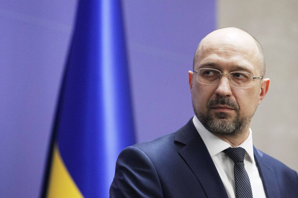 За пределами Украины сейчас находятся около 7,5 млн украинцев, не все они вернутся на родину  Об этом сообщил премьер-министр страны Денис Шмыгаль, говоря о планах создания «министерства возвращения украинцев».  Он пояснил, что идея создания такого органа заключается в том, чтобы уделить внимание 7,5 млн украинских граждан, которые находятся за рубежом.  «Сейчас этим заняты Минэкономики, МИД, Минсоцполитики и так далее. Мы хотим создать команду людей, которые будут заниматься стратегией возвращения украинцев. Мы понимаем, что не все украинцы вернутся, надо их мотивировать, чтобы вернулись из стран, где они сейчас находятся»  - сказал Шмыгаль.