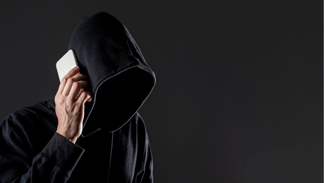 В России зафиксирована новая схема мошенничества под предлогом явки в военкомат Как сообщает ТАСС со ссылкой на МВД злоумышленники звонят гражданам представляясь сотрудниками военкомата и заявляют о необходимости оцифровки личных данных Жертв убеждают продиктовать по телефону паспортные данные и СНИЛС для оформления пропуска на режимный объект объясняя это тем что повестку отправить невозможно После получения информации звонок обрывается Полученные сведения могут быть использованы для взлома аккаунта на Госуслугах доступа к банковским приложениям и хищения денег Полиция рекомендует не сообщать персональные данные неизвестным лицам Югополис Прислать фото или видео