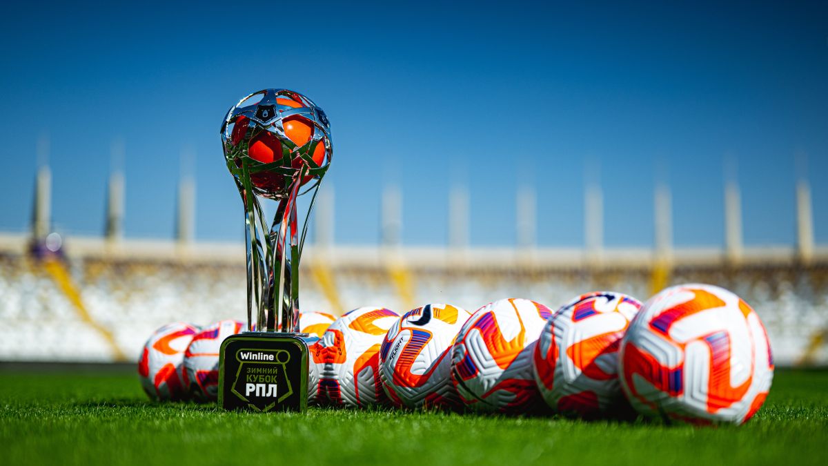 Российская премьер лига РПЛ анонсировала четвертый розыгрыш Зимнего кубка Турнир пройдет с 3 по 10 февраля в Абу Даби ОАЭ Участниками турнира стали четыре клуба РПЛ действующий победитель Зенит бронзовый призер прошлого розыгрыша Краснодар а также ЦСКА и Динамо которые в прошлом году заняли четвертое и шестое места соответственно Новый турнир пройдет в круговом формате каждая команда сыграет с тремя другими по одному матчу При ничейном исходе в основное время победитель определяется в серии пенальти За победу в основное время начисляется 3 очка за победу по пенальти 2 очка за поражение по пенальти 1 очко Зимний кубок РПЛ проводится с 2023 года Помимо Зенита его выигрывал московский Спартак в 2023 и 2024 годах который в этот раз участие не принимает РПЛ Подписаться на РБК Спорт