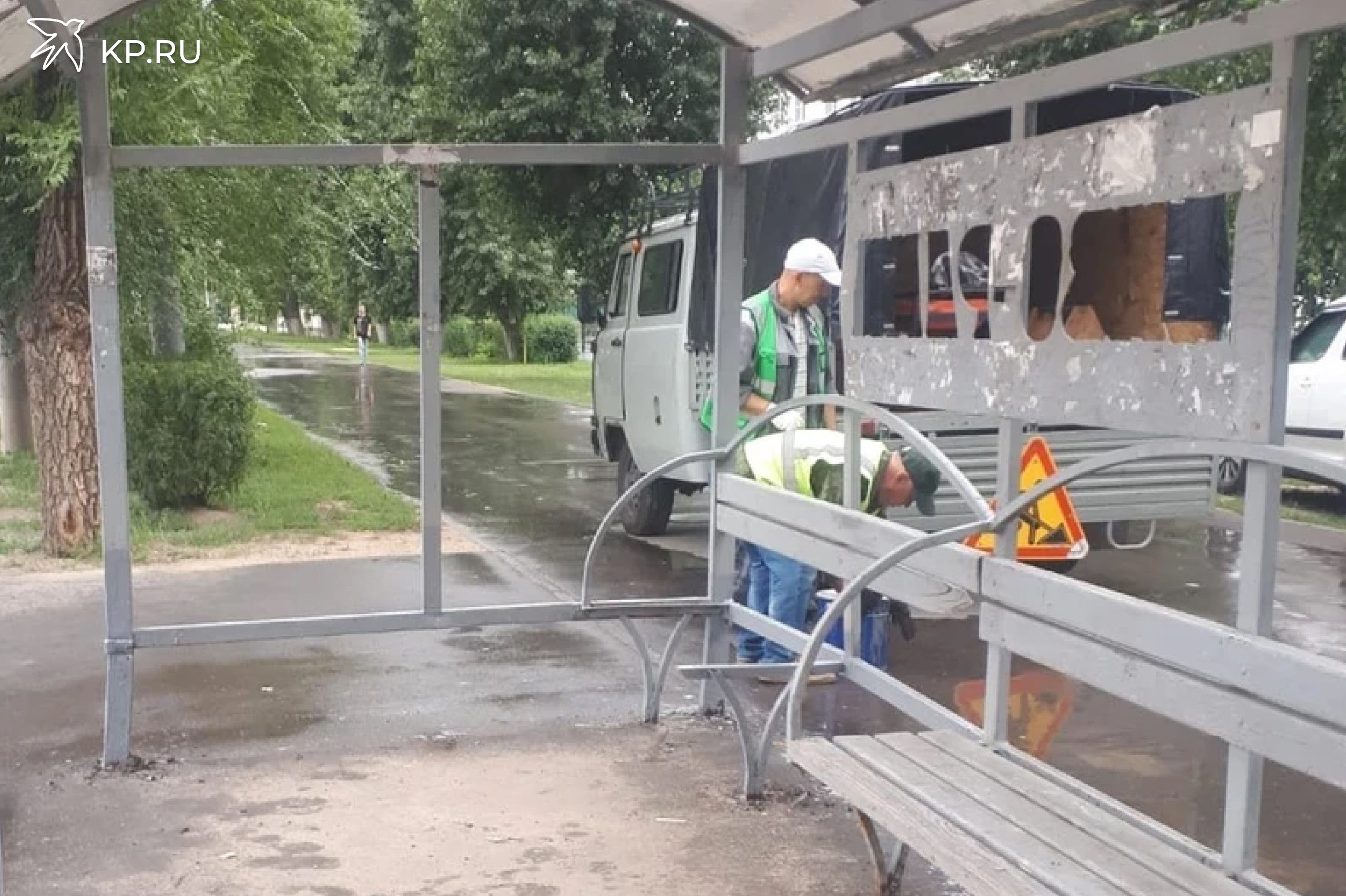В Воронеже отремонтировали разбитую в ДТП остановку на улице Краснознаменной В Ленинском районе Воронежа завершился ремонт остановочного павильона на улице Краснознаменной. Ранее конструкции получили повреждения в результате дорожно-транспортного происшествия. - Работы включали замену и укрепление некоторых конструкции, что позволило вернуть павильону его первоначальный вид и функциональность, - пояснили в управе Ленинского района. Остановка общественного транспорта - это не просто место ожидания; это важная часть городской среды, обеспечивающая комфорт и безопасность пассажиров, пояснили специалисты. Сотрудники районного комбината благоустройства регулярно занимаются ремонтом и уходом за остановками, чтобы сделать их более удобными для жителей.