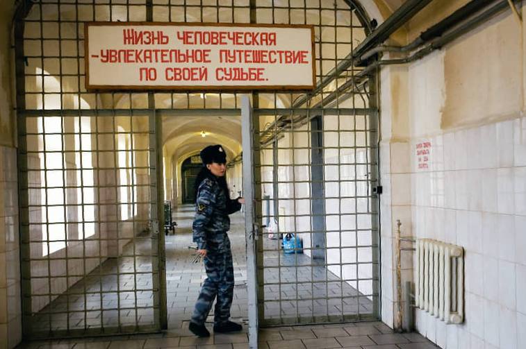 Школьников хотят водить на экскурсии в СИЗО вместо музеев и театров В Совете по правам человека уверены что наглядные занятия будут для детей полезнее чем сухие лекции в классах так дети научатся понимать законы и меньше их нарушать КК