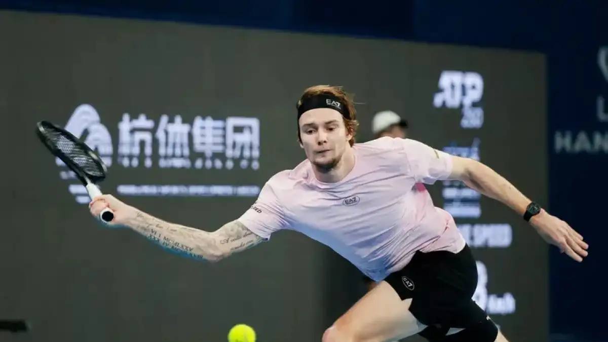 Александр Бублик выиграл турнир ATP обыграв вторую подряд сенсацию турнира Первая ракетка Казахстана поднял кубок ATP 250 в Ханчжоу Китай В финале 19 й ракетке мира противостоял француз Валентен Ройе который по пути выбил игрока из топ 15 Андрея Рублёва впервые в карьере Казахстанец же в полуфинале огорчил местную публику обыграв китайца Ву Ибина который стадией ранее выдал суперматч против Даниила Медведева Правда на битву с Александром его не хватило В итоге первая очная встреча теннисистов завершилась победой Бублика 7 6 7 6 Матч продолжался 1 час 53 минуты Отметим что для первой ракетки Казахстана данный титул стал 8 м из серии ATP t me SPORTARENAKZ