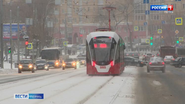 В Перми с виновников ДТП за простои трамваев взыскано более 820 тысяч рублей    Сумма средств, взысканных с автомобилистов за вынужденные простои в движении трамваев в Перми за 2024 год, составила 821 тысячу рублей. Как сообщили в МУП «Пермгорэлектротранс», чаще всего к задержке движения трамваев приводят ДТП, выезд постороннего транспорта на трамвайные пути, а также неправильная парковка транспорта. При возникновении убытков предприятие производит их взыскание в судебном порядке. При составлении исковых заявлений учитывается объём невыполненной транспортной работы, а также ущерб, причинённый муниципальной собственности –  трамваю и его инфраструктуре.