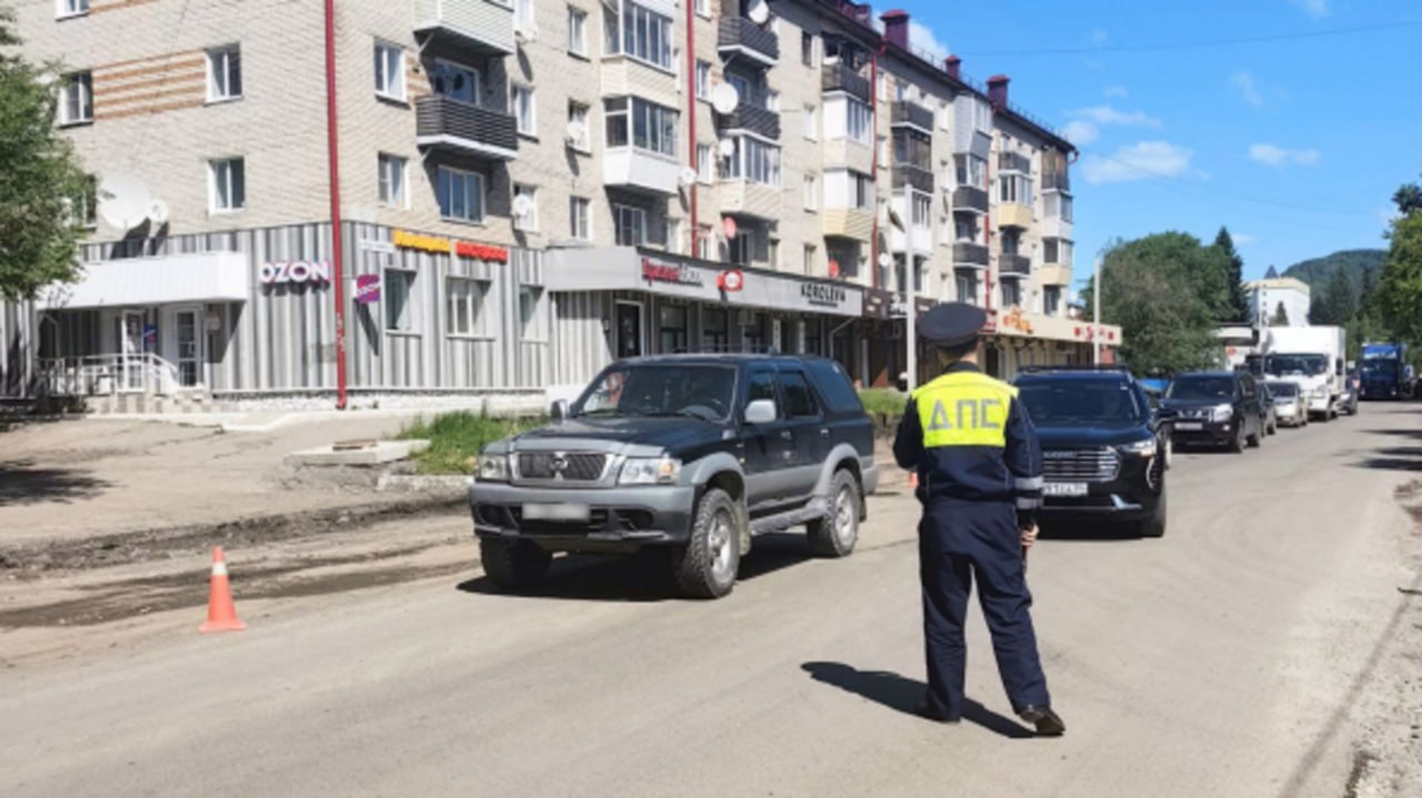 Восьмилетний мальчик пострадал при ДТП в Горно-Алтайске Авария случилась 20 мая около 14:50 в районе дома № 34 по улице Чорос-Гуркина. 56-летний житель Алтайского края за рулем внедорожника Great Wall СС 6460 сбил ребенка, перебегавшего дорогу вне пешеходного перехода, но в зоне его видимости. Пострадавшего госпитализировали. Уточняется, что автомобилист в момент происшествия был трезв. Стражи порядка проводят проверку, по итогам которой примут процессуальное решение. Фото: МВД Республики Алтай